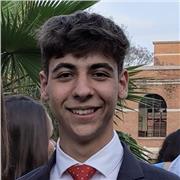 Soy Álvaro, tengo 21 años. 
Durante toda la carrera he compaginado los estudios con el dar clases. Las dirijo a niños de 7-14 años